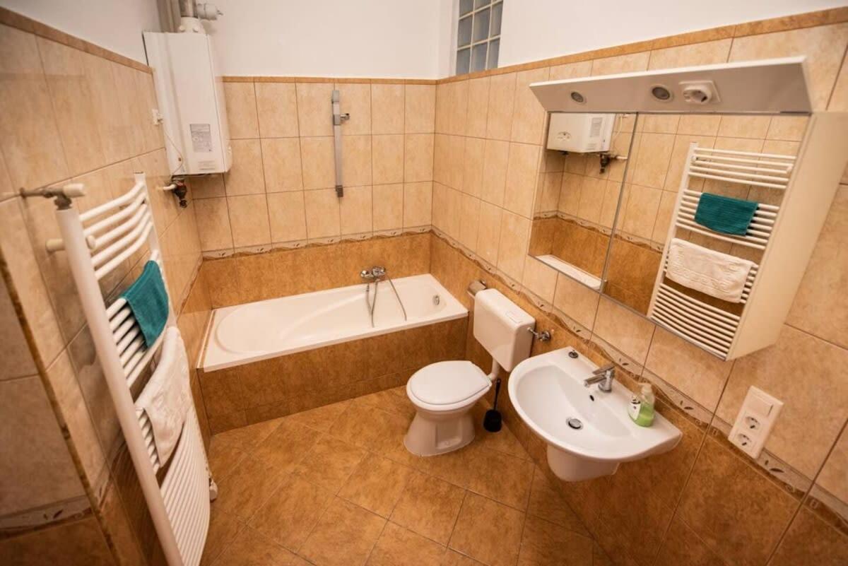 Very Central Convenient Large Ac Place Budapest Eksteriør bilde